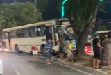 Ônibus invade canteiro central e colide contra árvore na avenida Torquato Tapajós