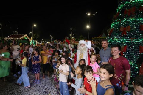 Complexo turístico Ponta Negra ganha decoração e luzes de Natal