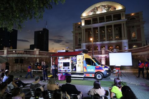 MovCeu: van equipada com biblioteca e estúdio leva atividades culturais para áreas rurais e urbanas de Manaus 