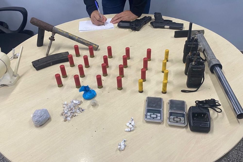 Pol&iacute;cia apreende armas, drogas e muni&ccedil;&otilde;es no bairro Alvorada
