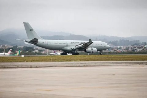 Aeronave com 221 brasileiros repatriados do Líbano chega em São Paulo