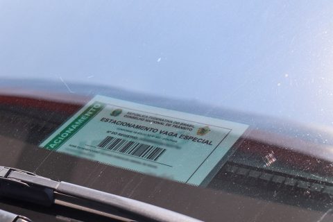 Idosos e PcDs têm opção de obter credencial de estacionamento por meio da Carteira Digital de Trânsito