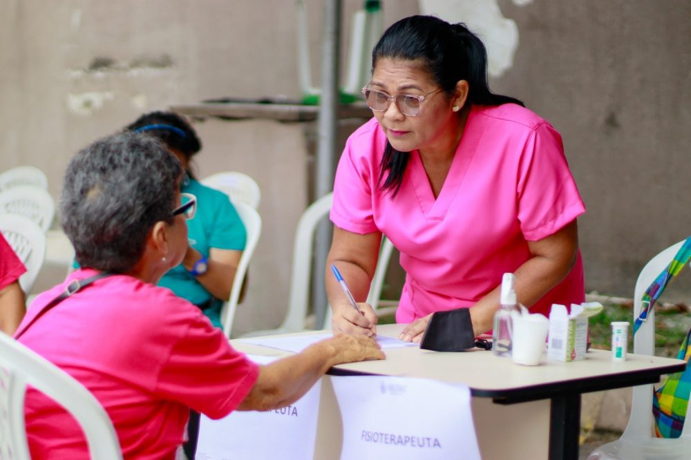 “Arena Rosa e Azul” promove serviços de saúde e bem-estar para envelhecentes e idosos no Largo São Sebastião “Arena Rosa e Azul” promove serviços de saúde e bem-estar para envelhecentes e idosos no Largo São Sebastião
