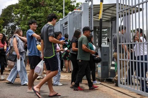 Enem 2024: Estudantes aprovam tema da redação, mas acham prova cansativa