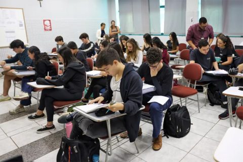 Diploma de ensino superior pode mais que dobrar salário no Brasil