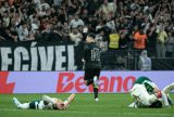 Corinthians bate Palmeiras por 2 a 0 e se afasta do Z4 do Brasileirão