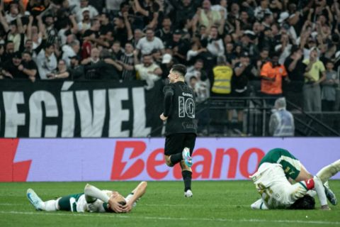 Corinthians bate Palmeiras por 2 a 0 e se afasta do Z4 do Brasileirão