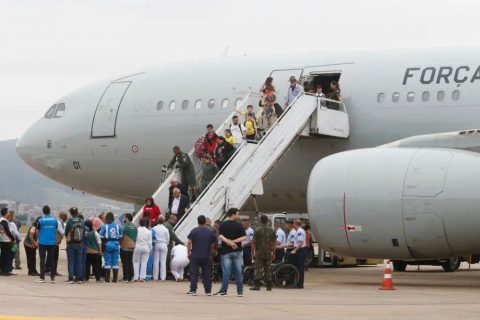 Décimo voo da FAB com 213 repatriados do Líbano chega ao Brasil