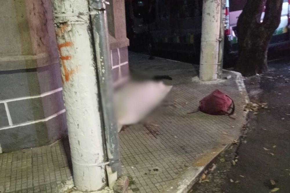 Homem em situação de rua é executado a tiros no Centro de Manaus Homem em situação de rua é executado a tiros no Centro de Manaus