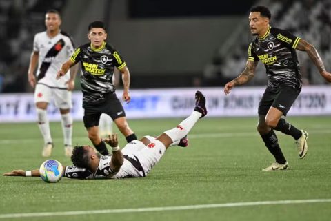 Botafogo atropela Vasco no Nilton Santos e dispara na liderança do Brasileirão