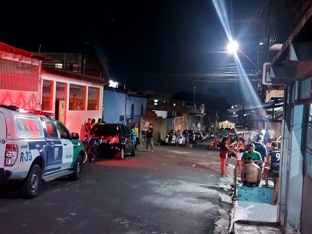 Jovem é morto a tiros dentro de residência no bairro Novo Aleixo Jovem é morto a tiros dentro de residência no bairro Novo Aleixo