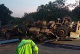 Motorista fica preso às ferragens após carreta tombar no Distrito Industrial