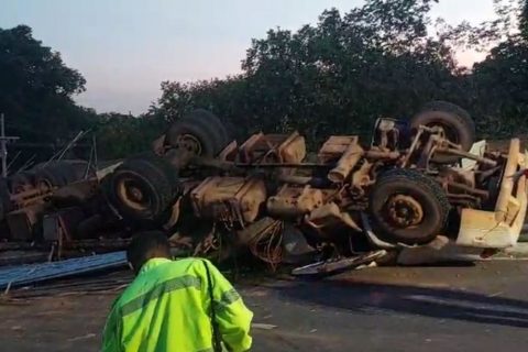 Motorista fica preso às ferragens após carreta tombar no Distrito Industrial
