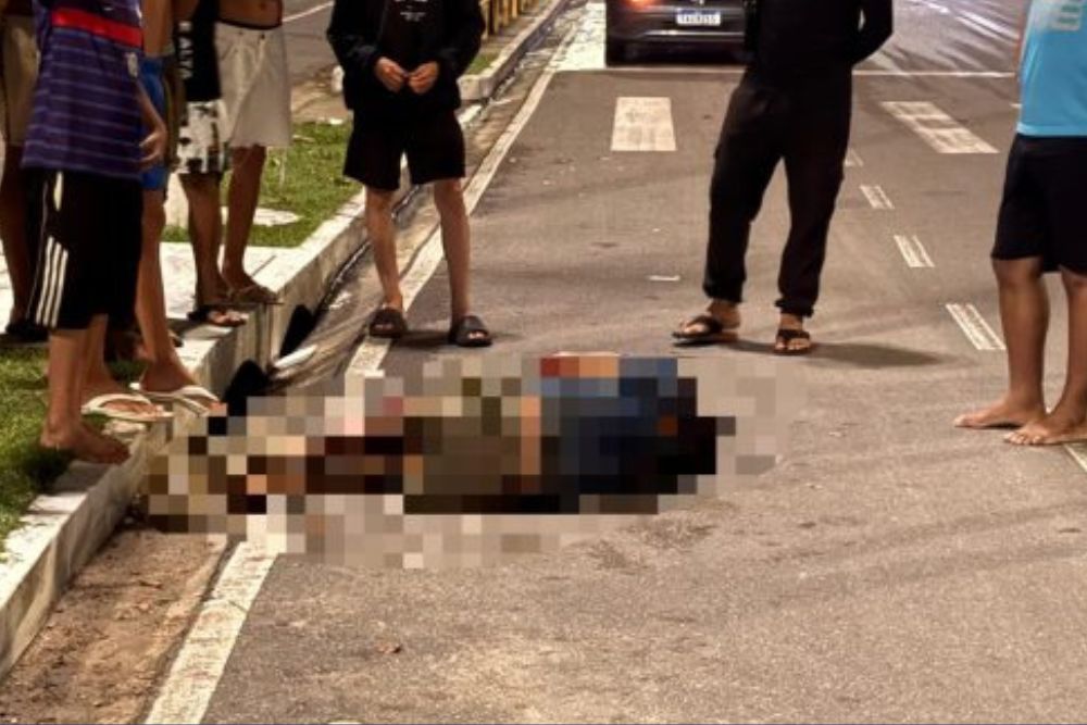 Homem &eacute; espancado por criminosos ap&oacute;s ser acusado de roubo na Zona Sul de Manaus