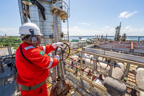 Comunidades sofrem com avanço da exploração de petróleo no Brasil, apontam especialistas