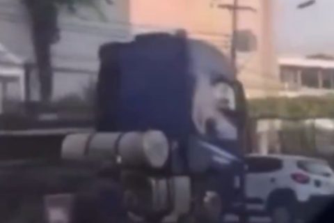 Caminhão atinge carro durante troca de faixa e arrasta veiculo em avenida de Manaus