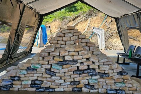Dupla é presa com mais de 300 kg de drogas em canoa no Amazonas