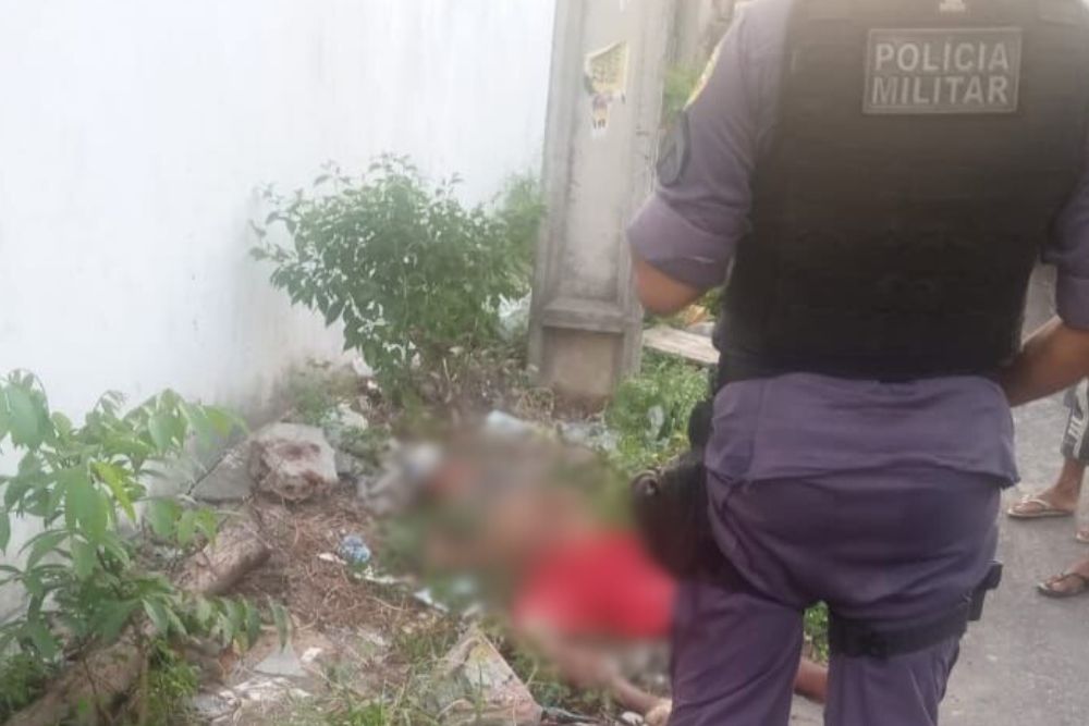 Corpo de homem assassinado a pedradas é encontrado no bairro Jorge Teixeira Corpo de homem assassinado a pedradas é encontrado no bairro Jorge Teixeira