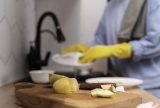 Pesquisa aponta que meninas são mais afetadas pela realização de tarefas domésticas em 9 países