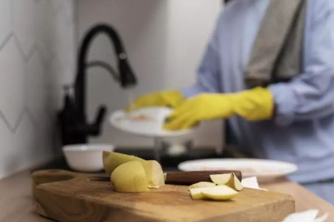 Pesquisa aponta que meninas são mais afetadas pela realização de tarefas domésticas em 9 países