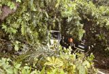 Carro cai em área de barranco e avenida Jacira Reis será interditada para remoção do veículo em Manaus