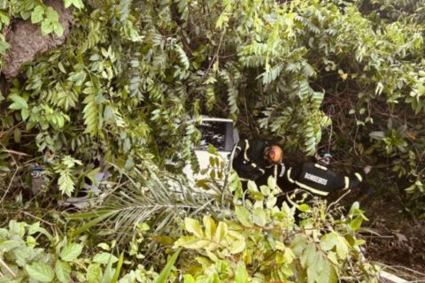 Carro cai em área de barranco e avenida Jacira Reis será interditada para remoção do veículo em Manaus