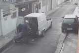 Trio é flagrado ao furtar motocicleta e guardá-la em van no bairro Planalto
