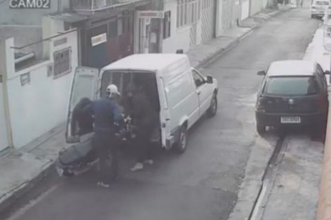 Trio é flagrado ao furtar motocicleta e guardá-la em van no bairro Planalto