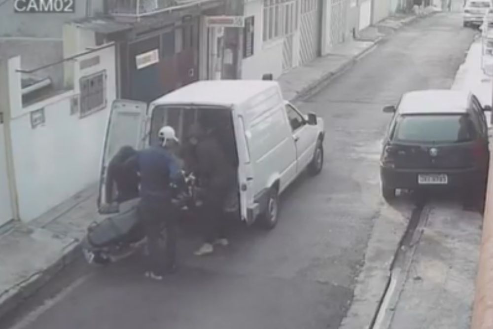 Trio é flagrado ao furtar motocicleta e guardá-la em van no bairro Planalto Trio é flagrado ao furtar motocicleta e guardá-la em van no bairro Planalto