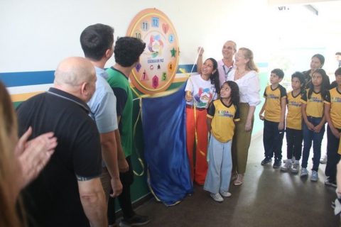 Alunos de Manaus recebem 'Relógio da Paz' em parceria com MPAM