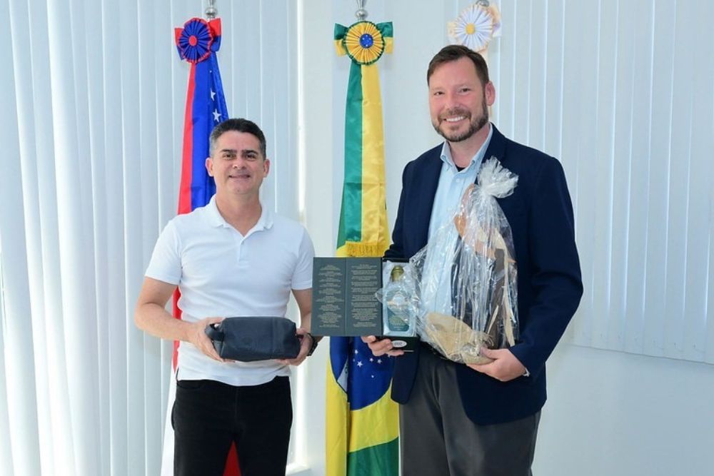 Prefeito David Almeida recebe visita do primeiro-secretário da Embaixada dos EUA Prefeito David Almeida recebe visita do primeiro-secretário da Embaixada dos EUA