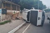 Carro capota e destrói muro de igreja na Zona Norte de Manaus