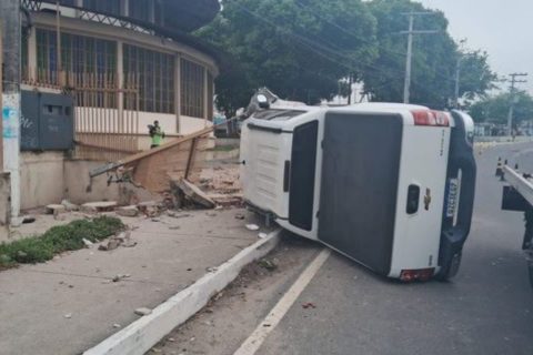 Carro capota e destrói muro de igreja na Zona Norte de Manaus