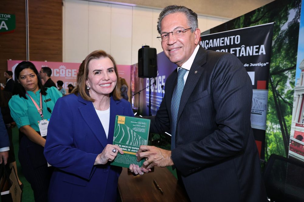 Conselheiros do TCE-AM prestigiam lançamento de coletânea sobre os 35 anos do Superior Tribunal de Justiça Conselheiros do TCE-AM prestigiam lançamento de coletânea sobre os 35 anos do Superior Tribunal de Justiça