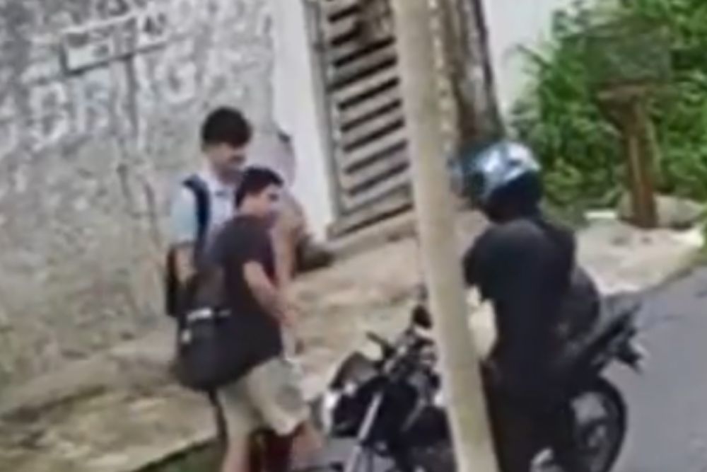 Estudantes são assaltados por motociclista armado na Zona Norte de Manaus Estudantes são assaltados por motociclista armado na Zona Norte de Manaus