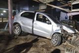 Carro desgovernado invade floricultura e provoca destruição em Manaus