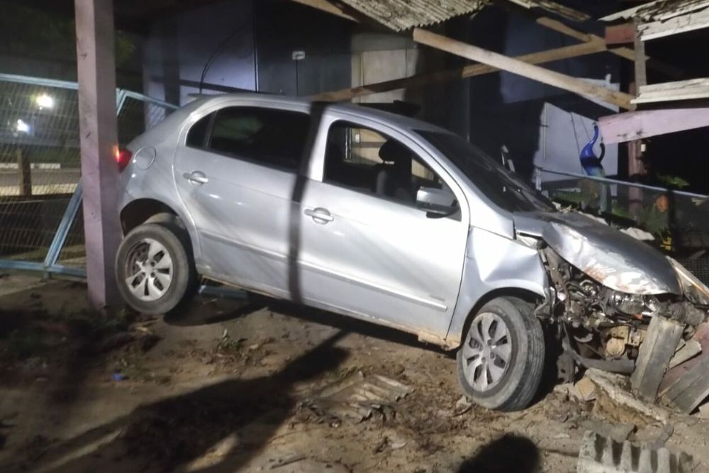 Carro desgovernado invade floricultura e provoca destruição durante madrugada em Manaus Carro desgovernado invade floricultura e provoca destruição durante madrugada em Manaus