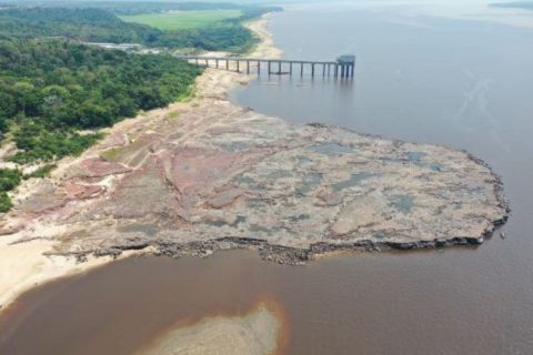 Rio Negro alcança 14 metros e deixa aos poucos nível de seca extrema