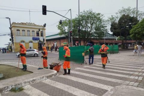 Prefeitura de Manaus realiza operação integrada de limpeza e revitalização na praça da Matriz