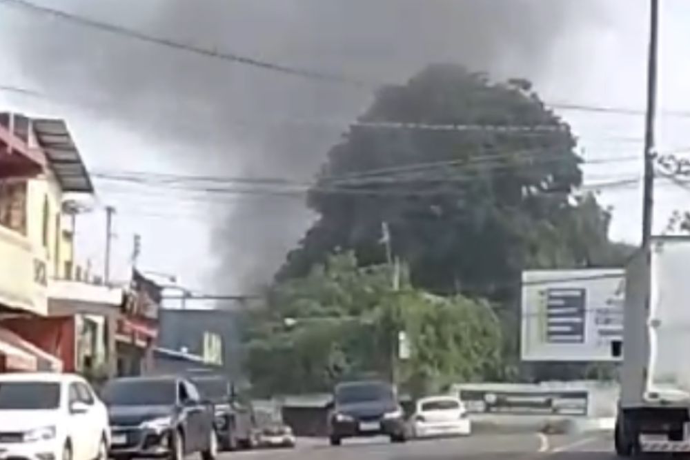 Curto-circuito em ar condicionado causa incêndio em residência na zona sul de Manaus Curto-circuito em ar condicionado causa incêndio em residência na zona sul de Manaus