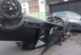 Homem perde controle da direção, bate em veículos estacionados e capota carro