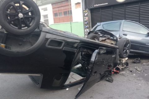 Homem perde controle da direção, bate em veículos estacionados e capota carro
