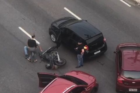 Moto colide com carro e provoca acidente na rotatória do Parque Dez em Manaus
