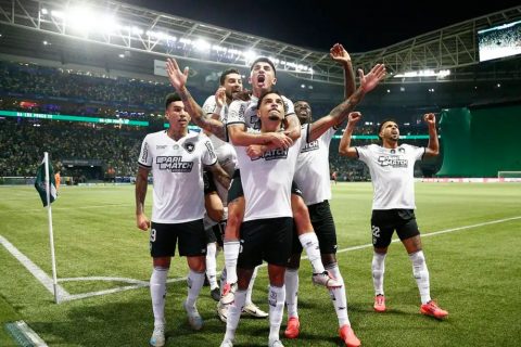 Botafogo vence Palmeiras por e 3 a 1 e reassume liderança do Brasileirão