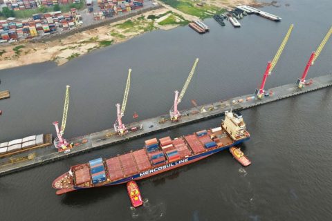 Chegam os primeiros navios do pós-vazante a Manaus, garantindo o abastecimento