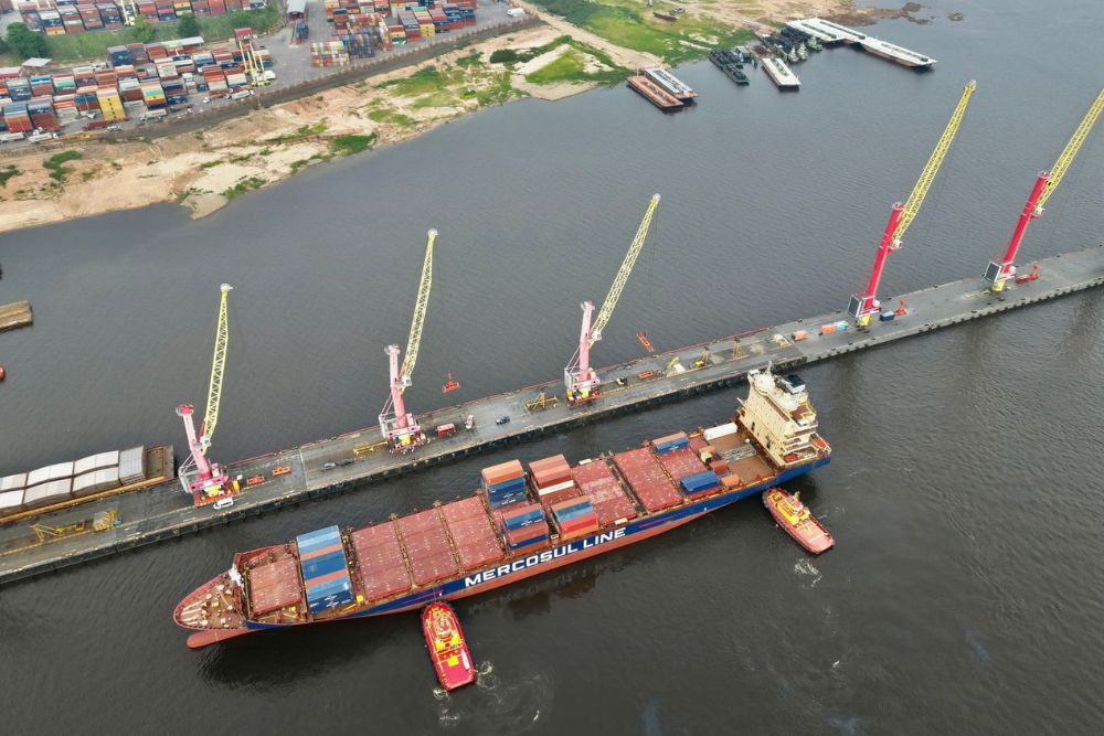 Chegam os primeiros navios do pós-vazante a Manaus, garantindo o abastecimento