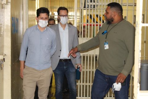 Integrante do Conselho Penitenciário do Estado do Amazonas (Copen/AM), a Defensoria Pública do Estado do Amazonas (DPE-AM) participou, na última semana, da visita técnica mensal do colegiado às instalações do Centro de Detenção Provisória de Manaus 2 (CDPM 2), localizado no quilômetro 8 da rodovia BR-174. Durante a visita, entre outros pontos, os conselheiros o verificaram a superlotação de um pavilhão, falta de espaço adequado para os presos receberem filhos pequenos e atípicos, além da morte de um detento de 25 anos por tuberculose. As observações foram incluídas em um relatório para que sejam tomadas providências para averiguação e melhorias das situações relatadas. De acordo com o defensor público Diêgo Luiz Castro Silva, membro titular do conselho, após as visitas às unidades prisionais, é gerado um relatório, no padrão de inspeção carcerária, disponibilizado pelo Conselho Nacional de Justiça (CNJ), no qual são avaliados vários itens. Entre os itens levantados estão a quantidade de presos condenados e provisórios; a condição de saúde deles (quantos com comorbidades, internados ou com necessidade de internação, por exemplo); o total de presos trabalhando e estudando; oportunidade de remição de pena; ocorrência de rebeliões; além de outras questões referentes à estrutura do estabelecimento, como oferta de atendimento odontológico e espaço para realização de cultos religiosos. O defensor Diêgo Castro explica que as inspeções são importantes para verificar a situação do cárcere das pessoas privadas de liberdade, as atividades da direção das unidades e da Secretaria de Estado de Administração Penitenciária (SEAP), para fins de sugestões e recomendações, entre outras medidas. “Na atual gestão do conselho, são realizadas periodicamente reuniões estratégicas para definir atuações e sugestões para órgãos penitenciários, bem como são realizada visitas técnicas nas unidades prisionais para fiscalizar a execução da pena, os trabalhos da SEAP, direção, corpo técnico e a atuação dos demais órgãos vinculados”, detalha o defensor. Sobre o Copen/AM O Conselho Penitenciário é um órgão centenário, imprescindível na execução da pena. É formado por representantes de órgãos públicos e entidades da sociedade civil, como Defensoria Pública, Ministério Público, Ordem dos Advogados, membro da comunidade (no Amazonas, a Arquidiocese de Manaus) e profissionais do Direito (Penal, Processual Penal e Penitenciário).