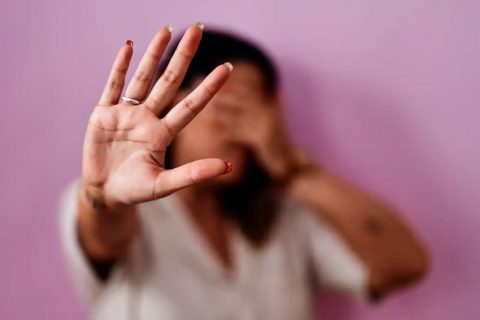 Violência contra mulher negra: maioria dos casos começa na juventude