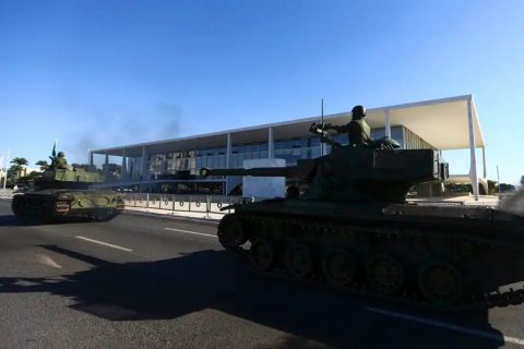 Ideia de superioridade militar dá margem a golpismo, diz pesquisadora