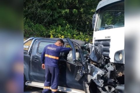 Acidente entre carro e caminhão de gelo provoca morte na rodovia AM-010